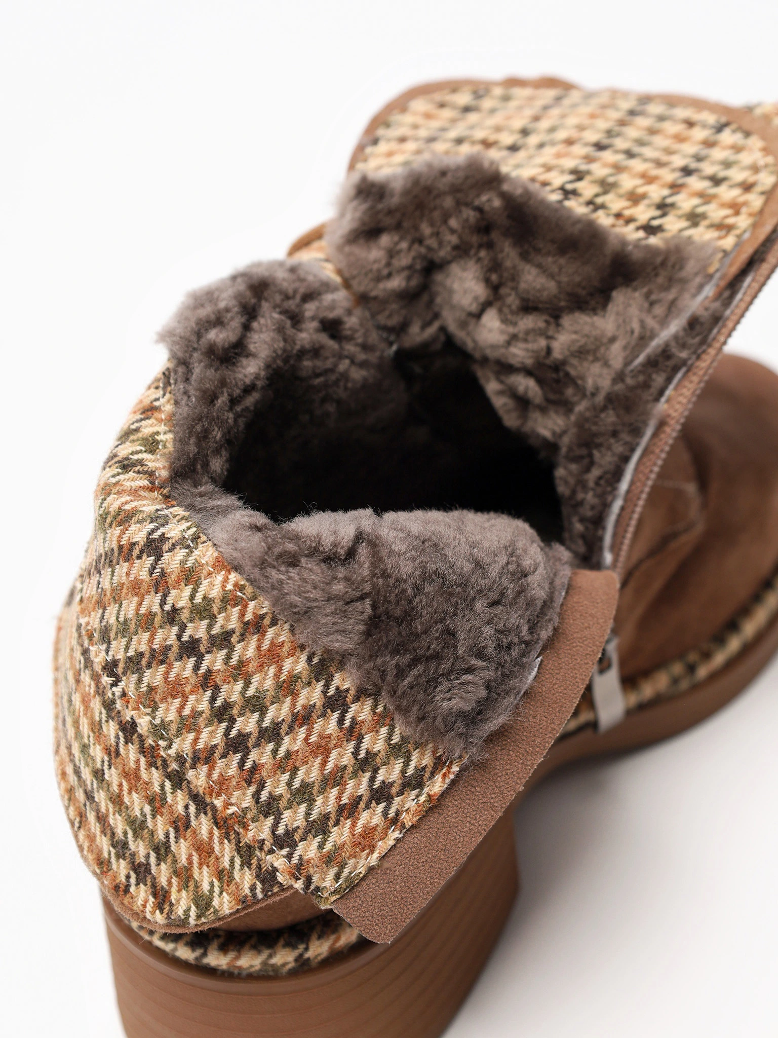 Ботинки коричневого цвета на широком среднем каблуке